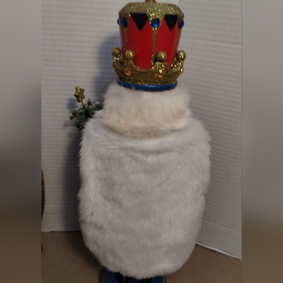 King Nutcracker With Cape Holding A Christmas Tree - Picture 14 of 16